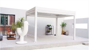 Bakgårdsdäck med pergola